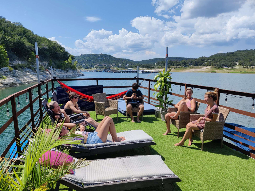 Meeting on NaturaReserve Houseboat-Yacht