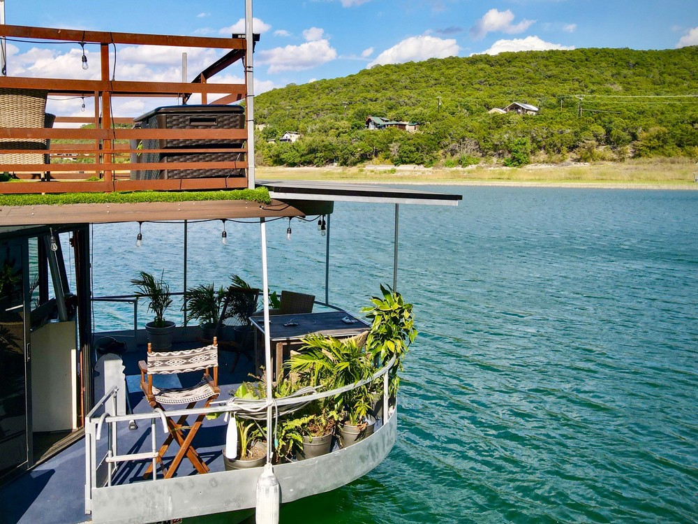 Houseboat-yacht-with-plants