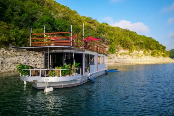 Houseboat-Yacht Nestled In A Lake Travis Cove