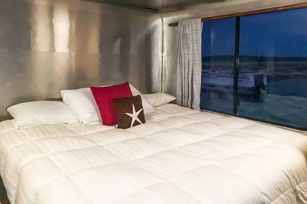 sleep on a bed in a houseboat