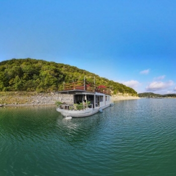 Houseboat-Yacht Nestled in a Lake Travis Cove (9) Houseboat-Yacht Nestled in a Lake Travis Cove